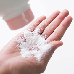Pouring talcum powder with asbestos on the palm