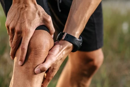 Man outdoor having knee pains