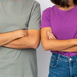 Couple with cross arms suggesting an unsatisfactory behavior 