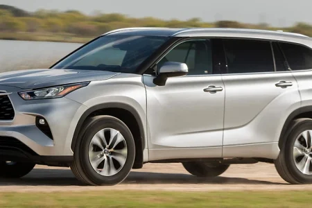 A silver Toyota Highlander car