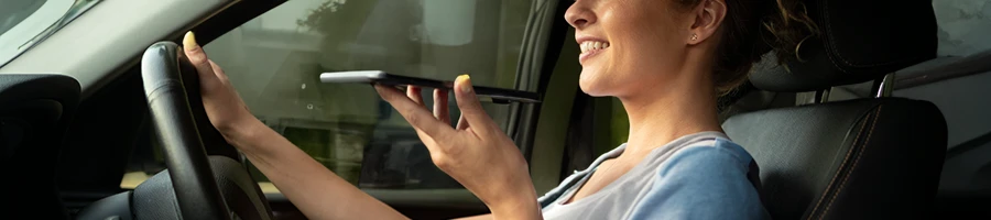 A woman speaking to the phone while driving